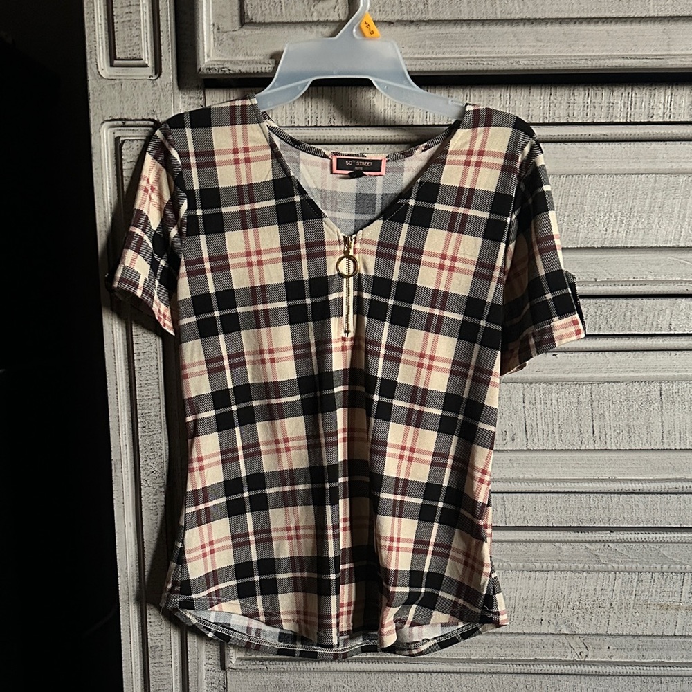 Short-Sleeve V-Neck Plaid Top with Ring Zipper in Beige and Black